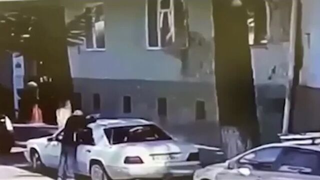 Момент обрушения дома в Батуми