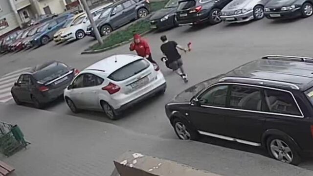 Бойцовую собаку натравили на человека - владелец сбежал! ПОЛНОЕ ВИДЕО