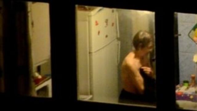Бестыжая тетя мусорит в окошко или ушки спаниеля )))