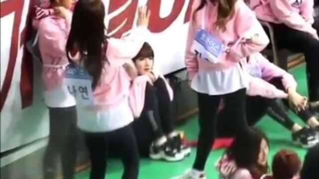 170129 Джихё и Наён из TWICE танцуют 'Playing with fire'