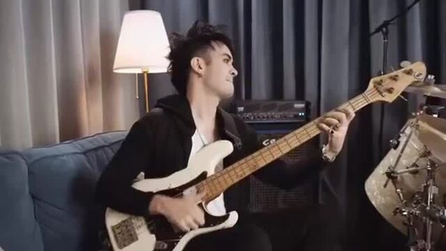Басист группы Dirty Loops Хенрик Линдер