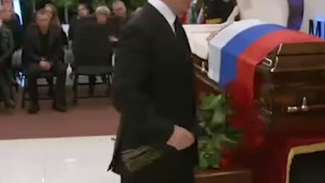 Владимир Путин простился с министром МЧС Евгением Зиничевым