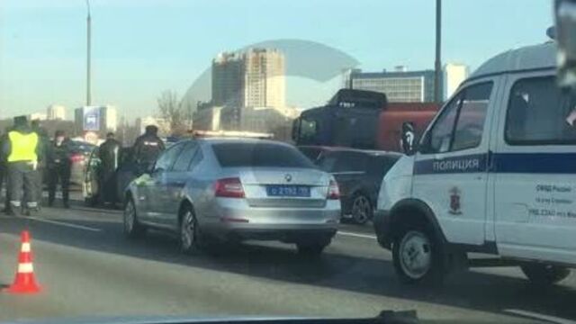 На МКАДе полиция устроила погоню со стрельбой за угонщиком