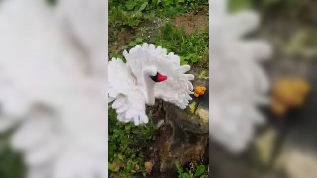 Лебедь из кукольного спектакля "Лебединое озеро"