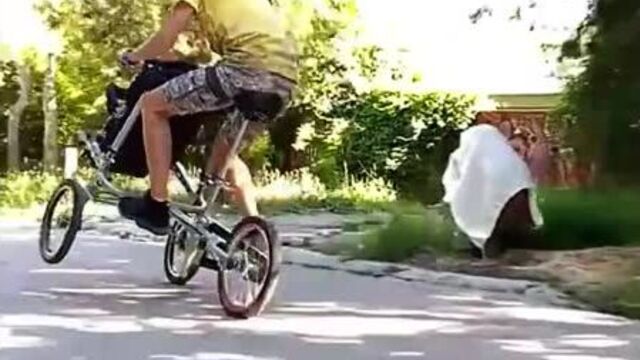 Молодой Спиди-гонщик на велоколяске