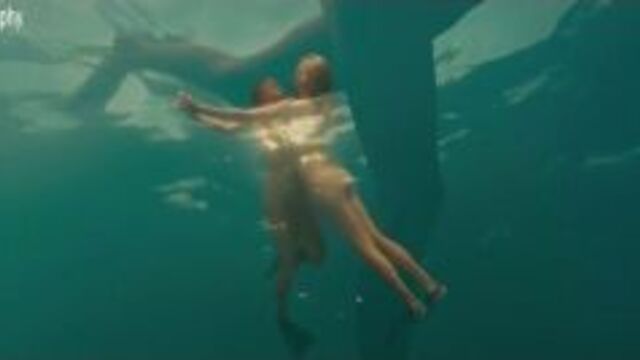 Сиськи Райли Стил (Riley Steele) и Келли Брук (Kelly Brook) в фильме "Пираньи 3D" (Piranha 3D, 2010)