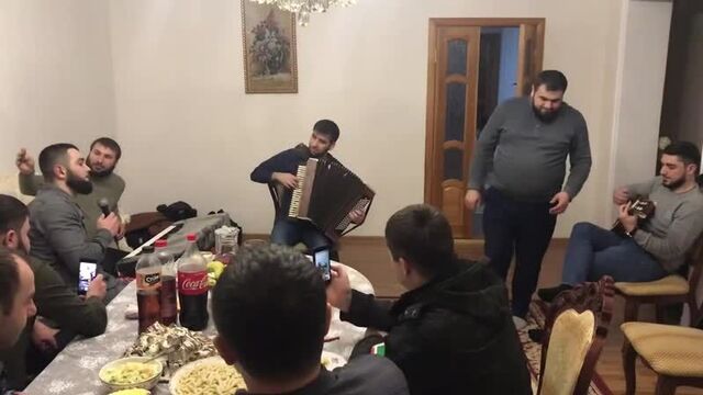 Чеченец на гитаре «Теркаца суьйре» ( Дени Сатабаев, Ильяс Аюбов, Билал Межиев)