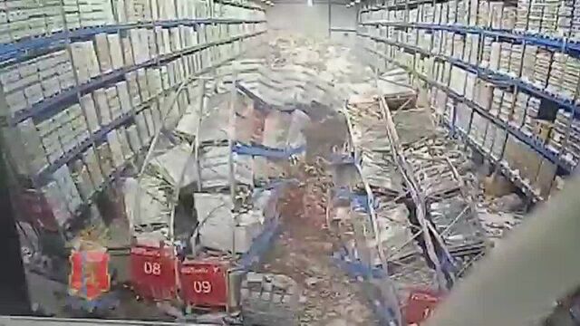 На складе в Красноярске обрушились стеллажи с алкоголем [NR]