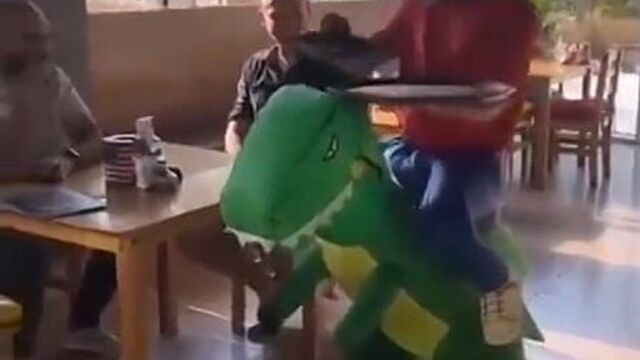 ОФИЦИАНТ В КАФЕ...
