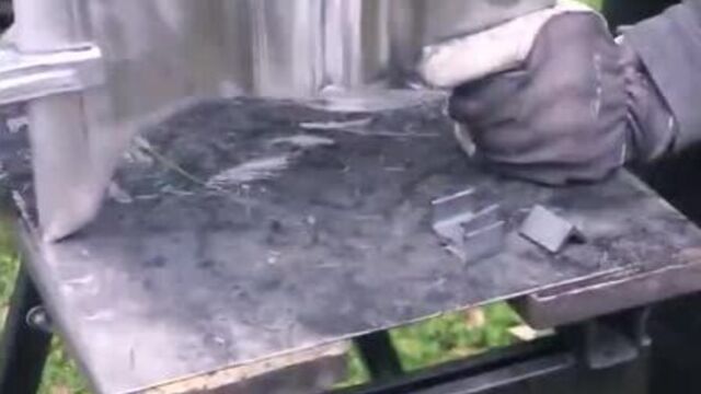 Двусторонний топор из рельсы - отличный самодел