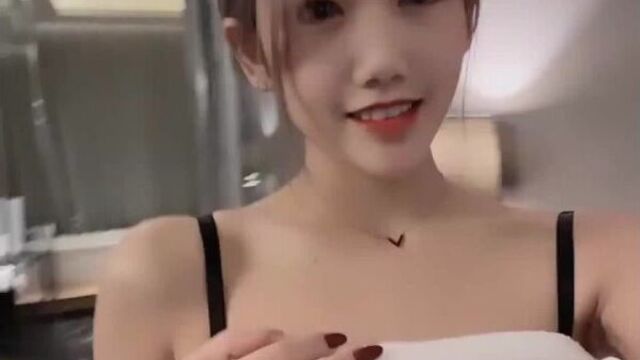 台湾SWAG_chinhbaby_见面就开干_从楼梯间到床上_爽到无法停止抽插到中出