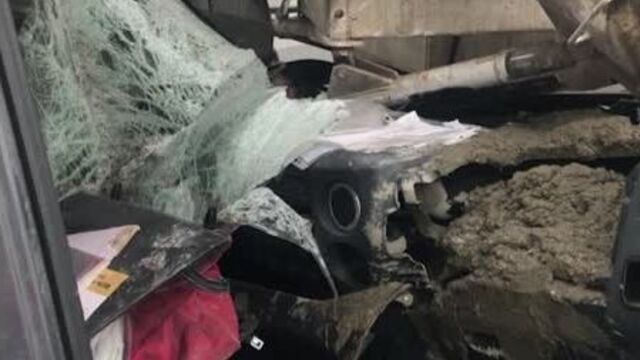 Бетоном залило кабину с водителем в ДТП на МКАДе в Москве