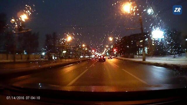 Момент ДТП, и Как водитель автобуса попытался «сберечь» Приору, но сделал только хуже и снёс столб