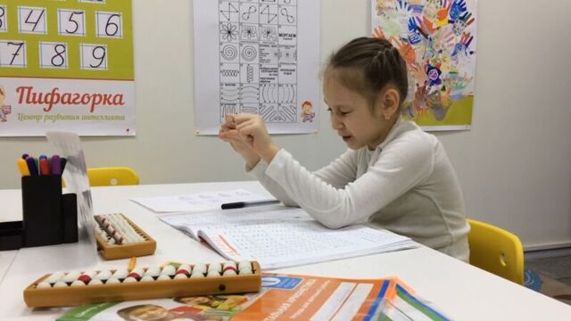 Анастасия Козырь, 7 лет, учимся считать пальчиками