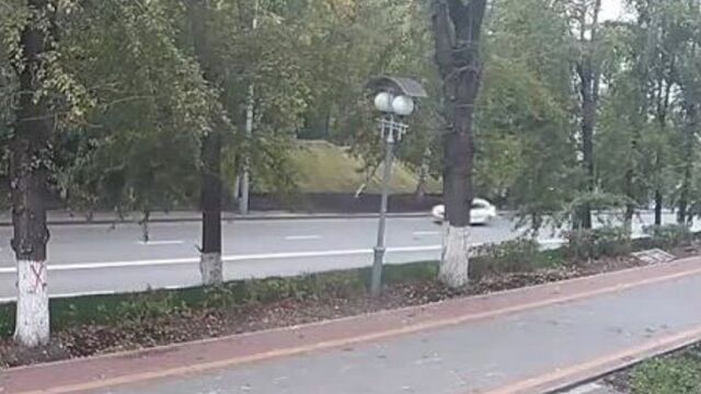 Мужчина ударил женщину кирпичом по голове.