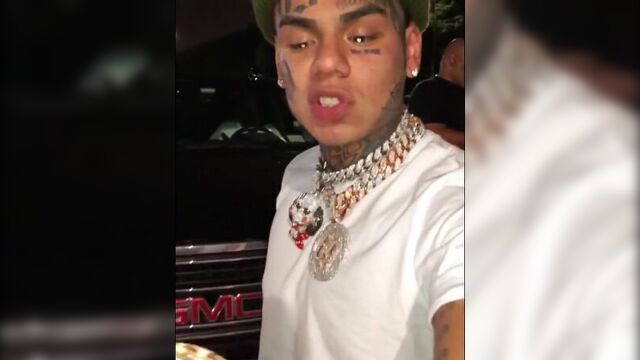 6ix9ine вернул свои цепи и подвески обратно