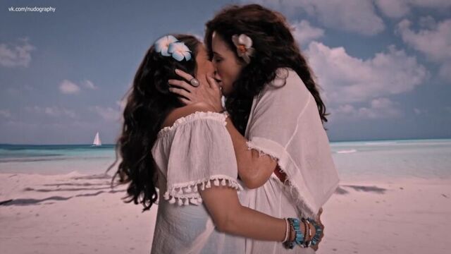 Бриджет Риган (Bridget Regan), Яра Мартинес (Yara Martinez) - Девственница Джейн (Jane the Virgin, 2017) s04e01 Голая? Лесби