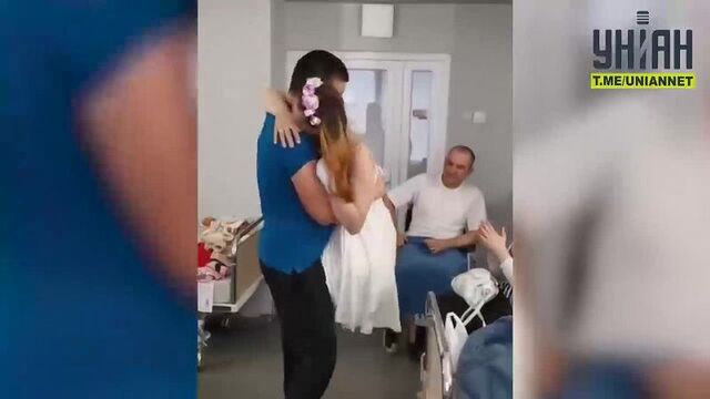23-летняя медсестра из Лисичанска, которой оторвало обе ноги из-за мины, вышла замуж во Львове. 2 мая 2022. Война, Украина.