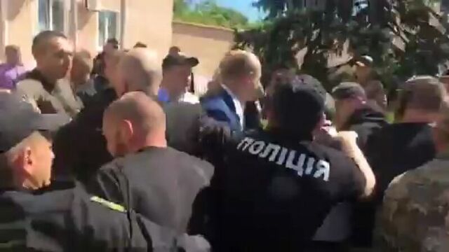 Белгород-Днестровский (Одесская обл).18 мая,2017.Василия Кащи члена исполкома пытаются засунуть в мусорный контейнер