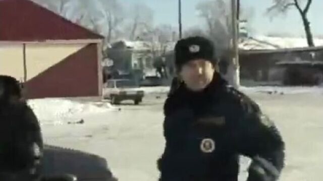Сотрудник ГИБДД съел взятку на глазах у оперативников