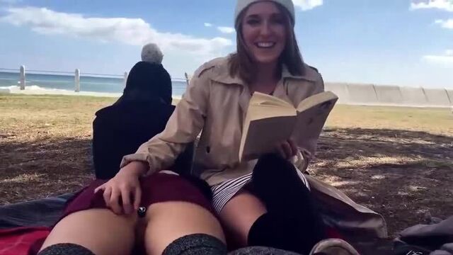 С анальной пробкой в попке загорает на пляже вместе с подругой.