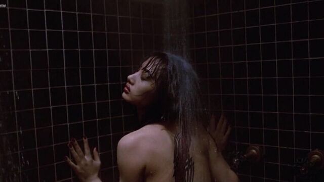 Бай Лин (Bai Ling) голая в фильме «Ворон» (1994)