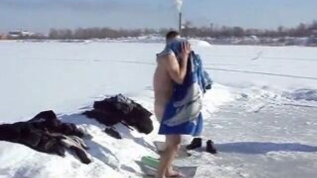 мужики ныряют в прорубь голышом