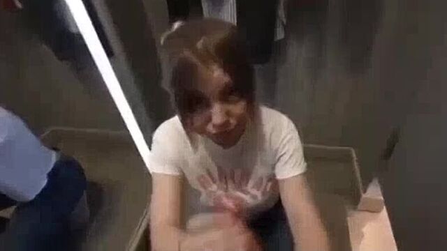 В ванной симпатичные куколки жарко ласкают дырочки (полное видео можно найти в описании к видео)