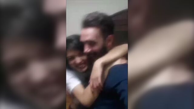 Yenge senden tweerk bekliyoruz diyor gençler evde toplanmış