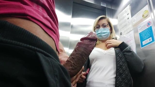 Дрочит перед женщиной в лифте