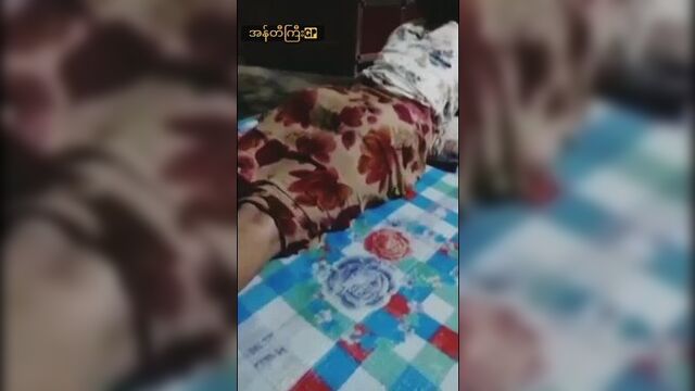 [darkpLusmm] အန္တီႀကီးကို ေနာက္ကေနခိုးရိုက္ထားတာ.mp4