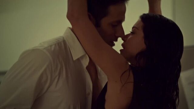 Tatiana Maslany Nude - Orphan Black s01e01 (2013) HD 1080p Web-Dl
