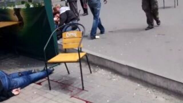 Мариуполь 09.05.2014 Фашисты расстреливают мирных жителей возле ПУМБ (ближняя камера)