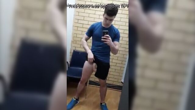 Mostrando o pau na academia