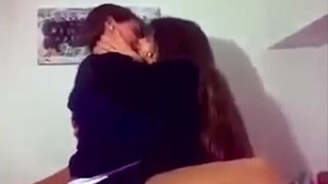 Dos chicas besandose apasionadamente