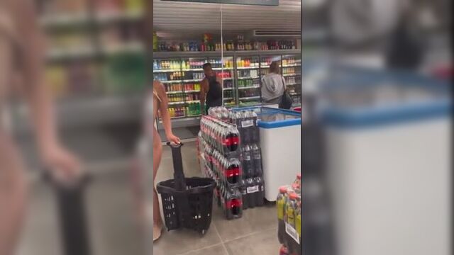 Голая девка в магазине