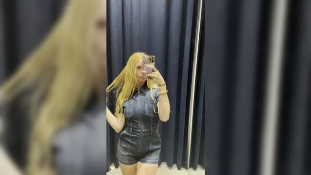 Разделась в примерочной