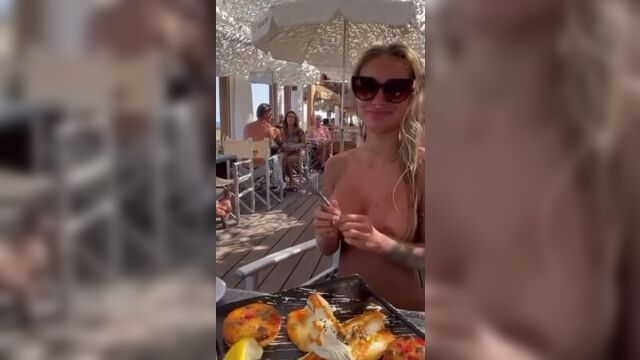 Ходит голой в ресторане