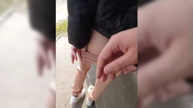 Сняла штаны на улице