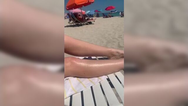 Лежит голая на пляже