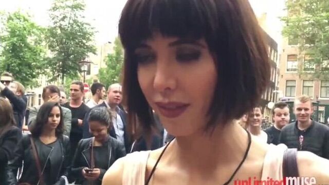 Дала всем потрогать свою пизду