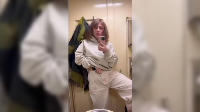 Крутая милфа потекла в туалете поезда