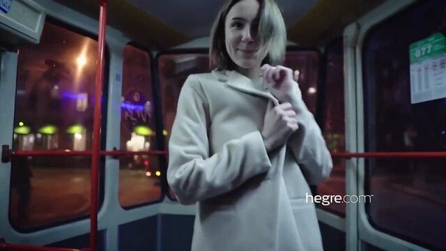 Милашка Алина развлекается соло на улице, в транспорте и дома | Отборное русское