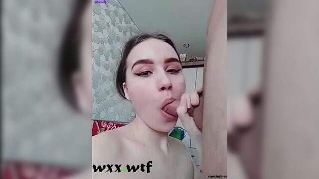 Похотливая сучка насасывает член | Отборное русское
