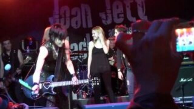 Kristen Stewart & Dakota Fanning join Joan Jett and Cherie Currie on stage 1-23-2010
