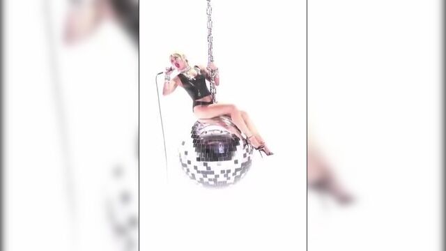 Miley Cyrus. Перевод трека «Midnight Sky»