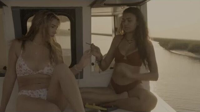 Мэдисон Бэйли , Мэдлин Клайн - Внешние отмели / Madison Bailey , Madelyn Cline - Outward Banks ( 2020 )