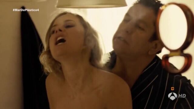 Lisi Linder - Mar De Plastico (s01e04) (2015) (эротическая постельная сцена из фильма знаменитость трахается голая sex scene)