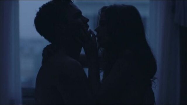 Laia Costa - Newness (2017) (эротическая постельная сцена из фильма sex scene знаменитость трахается голая)