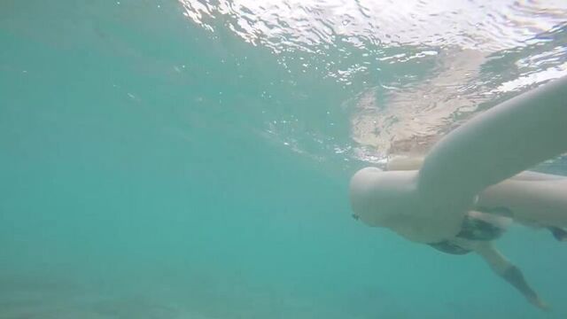 Sara X Tries Snorkeling in Hanauma Bay, Oahu Hawaii
